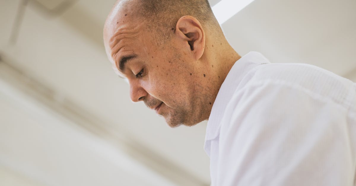 découvrez les causes de la calvitie et les solutions pour la prévenir ou la traiter. explorez des conseils pratiques et des options de soins capillaires pour retrouver confiance et sérénité face à la perte de cheveux.