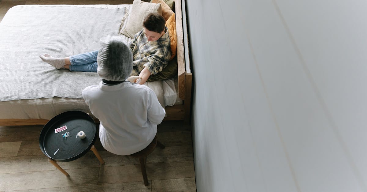 découvrez les causes de la perte de cheveux et les solutions pour y remédier. apprenez des conseils pratiques et des traitements efficaces pour retrouver une chevelure saine et pleine de vie.