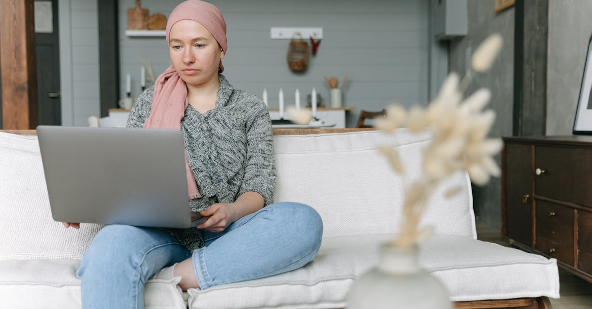 découvrez les causes et solutions pour la perte de cheveux. apprenez des conseils pratiques pour lutter contre le cheveux clairsemés et retrouver une chevelure saine et volumineuse.