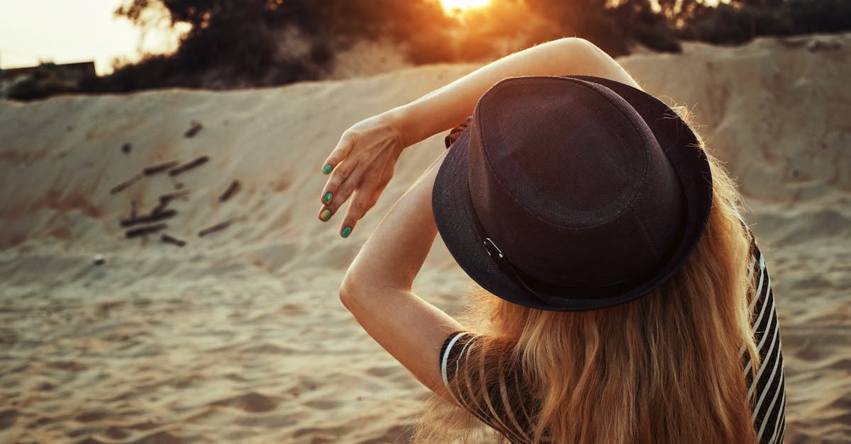 découvrez notre collection de chapeaux tendance pour chaque occasion. du style décontracté au chic, trouvez le modèle parfait qui complète votre look et vous protège du soleil. explorez nos designs uniques et essayez le chapeau qui ajoutera une touche finale à votre tenue.