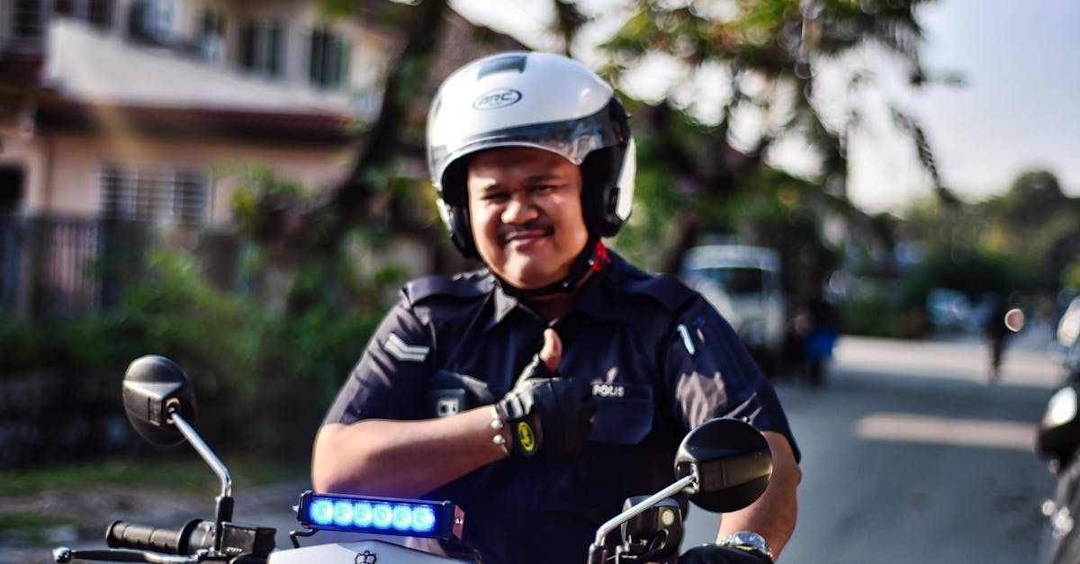 découvrez nos casques led innovants, alliant sécurité et style. parfaits pour les cyclistes, motards et randonneurs, ces casques offrent une visibilité accrue dans l'obscurité tout en garantissant un confort optimal. équipez-vous d'un casque led pour une expérience de conduite sécurisée et tendance.