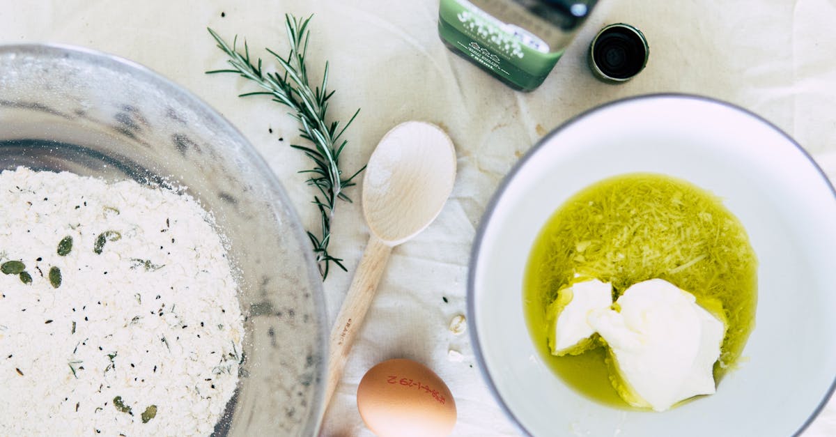 découvrez les bienfaits du romarin, une plante aromatique aux propriétés culinaires et médicinales. apprenez à l'utiliser en cuisine, ses vertus pour la santé et comment l'intégrer dans votre jardin.
