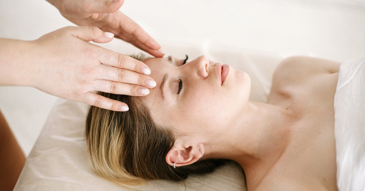 découvrez les bienfaits du massage du cuir chevelu pour détendre votre esprit, stimuler la circulation sanguine et favoriser la croissance des cheveux. offrez-vous un moment de relaxation et de bien-être avec nos techniques de massage du cuir chevelu.